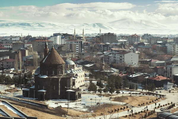 Kars, Türkiye - 23 Şubat 2022: Kars Kumbet veya Cupola Camii 'nin dışında eski adı 12 Havari Kilisesi.
