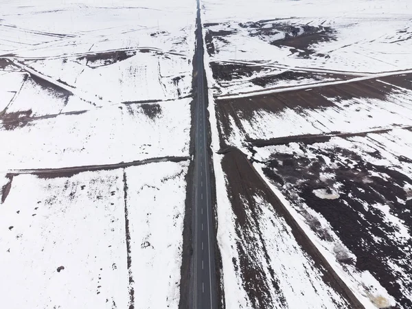 冬季有一条小巷和雪的公路的空中景观 — 图库照片