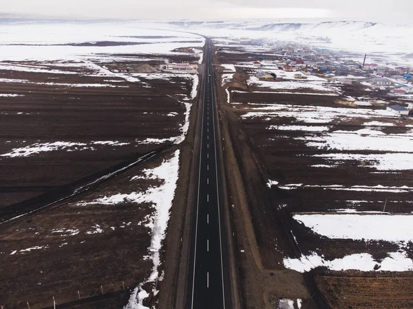 Kışın Tek Şeritli Karlı Bir Yol Manzarası — Stok fotoğraf