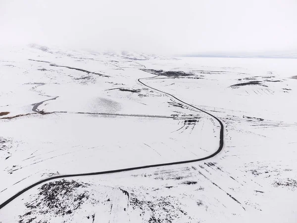 Kış Aylarında Tek Şeritli Karlı Şeklindeki Bir Yolun Havadan Görünüşü — Stok fotoğraf