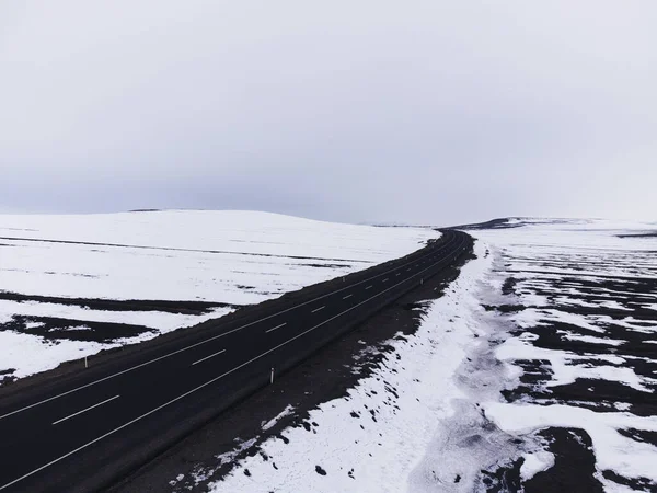 Аеродинамічний Вид Дорогу Однією Смугою Снігом Взимку — стокове фото
