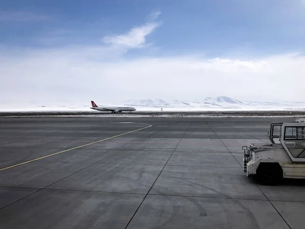Kars Turquia Fevereiro 2022 Vista Aeroporto Kars Com Montanhas Nevadas — Fotografia de Stock