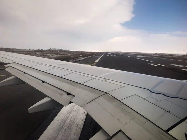 トルコのカルス 2022年2月25日 飛行機の窓からのカルス空港滑走路ビュー — ストック写真