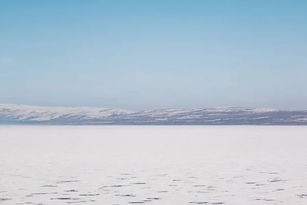 Widok Zamarznięte Jezioro Cildir Kars Zaśnieżone Góry Błękitnym Niebem Zimie — Zdjęcie stockowe