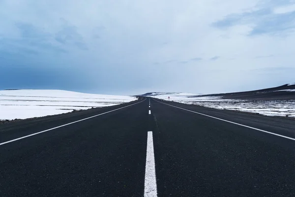 Kış Mevsiminde Şeritleri Karlı Bir Asfalt Yol Manzarası — Stok fotoğraf