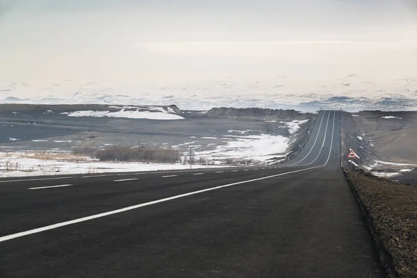 겨울에는 경사진 울퉁불퉁 아스팔트 도로의 — 스톡 사진