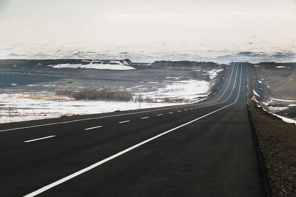 Vue Diagonale Une Route Goudronnée Goudronnée Avec Des Voies Enneigées — Photo