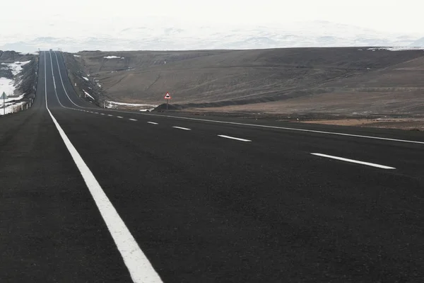 Diagonal View Emtpy Asphalt Bending Road Lanes Snow Winter — Stock Photo, Image