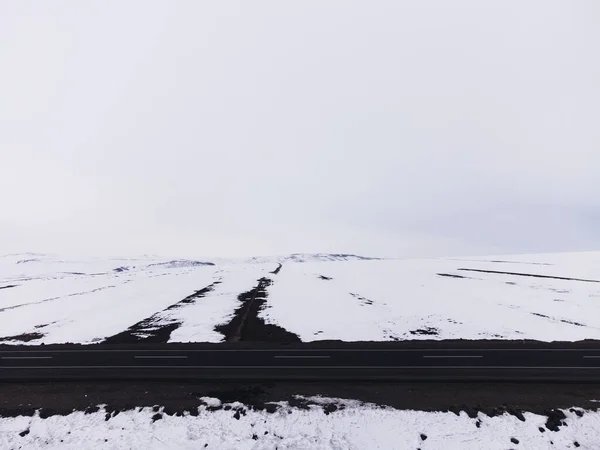 Вид Збоку Доріжку Жовтими Смугами Снігом Взимку — стокове фото