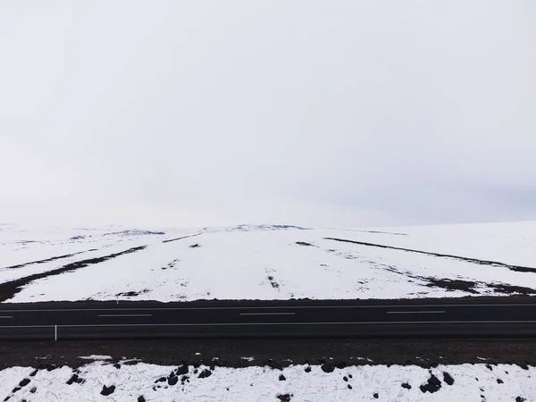 Seitenansicht Einer Asphaltierten Straße Mit Gelben Spuren Und Schnee Winter — Stockfoto