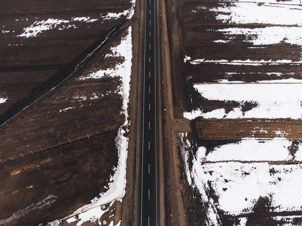 Vista Aérea Uma Estrada Com Uma Pista Neve Inverno — Fotografia de Stock