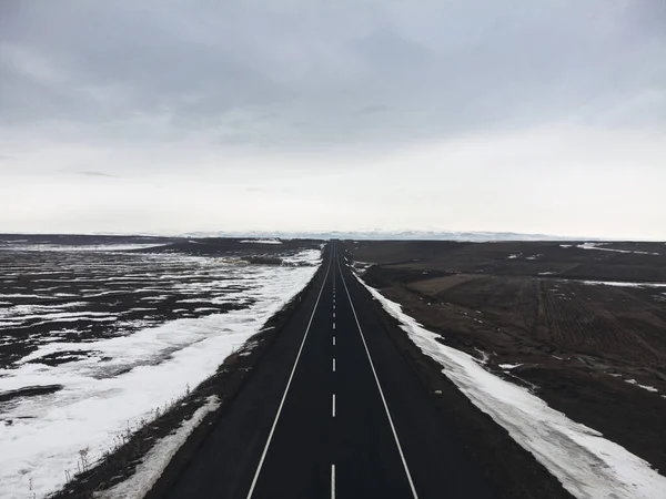 Kışın Tek Şeritli Karlı Bir Yol Manzarası — Stok fotoğraf