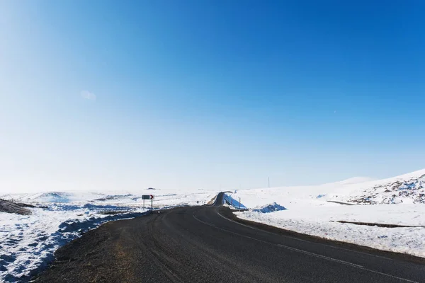 Vista Uma Estrada Asfalto Emtpy Com Pistas Neve Inverno — Fotografia de Stock