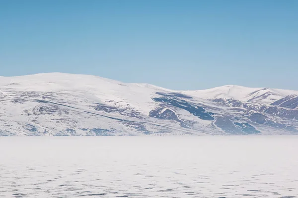 Paisaje Vista Del Lago Frozen Cildir Kars Montañas Nevadas Con — Foto de Stock