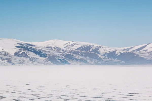 Widok Zamarznięte Jezioro Cildir Kars Zaśnieżone Góry Błękitnym Niebem Zimie — Zdjęcie stockowe
