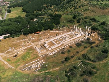 Sardes Tapınağı 'nın havadan görünüşü ağaçlardaki harabeler..