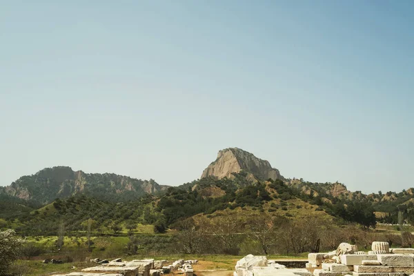 树木中的阿耳特弥斯古寺的山景 — 图库照片