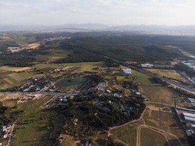 İzmir, Türkiye - 22 Mayıs 2022: Buca Golet 'in insansız hava aracı görüntüsü. Buca golet İzmir 'de yapay bir gölet.