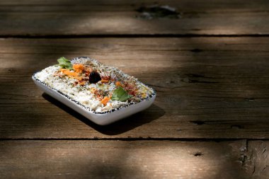 Ahşap bir masada yoğurt aperatifi yakın çekim.