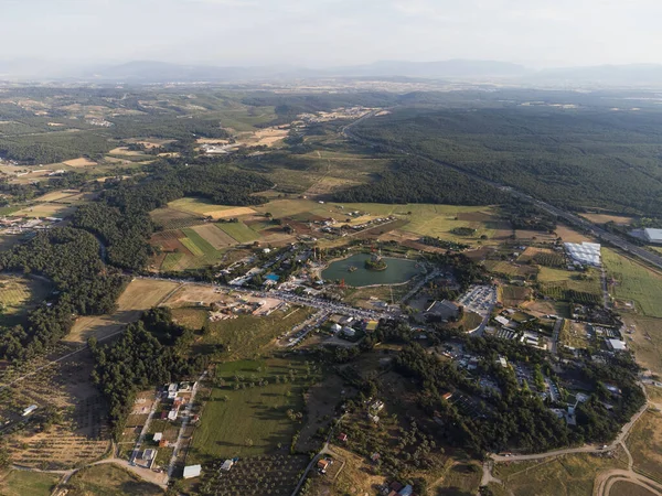 İzmir, Türkiye - 22 Mayıs 2022: Buca Golet 'in insansız hava aracı görüntüsü. Buca golet İzmir 'de yapay bir gölet.