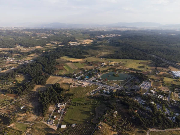 İzmir, Türkiye - 22 Mayıs 2022: Buca Golet 'in insansız hava aracı görüntüsü. Buca golet İzmir 'de yapay bir gölet.