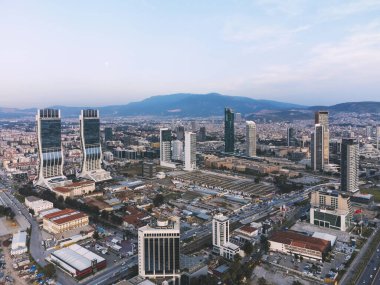 İzmir, Türkiye - 15 Nisan 2022: İzmir 'in yukarısından İzmir şehrine ait gökdelenler, Folkart Kuleleri, Mistral, Ege Perla ve Bayrakli bölgelerini kapsıyor