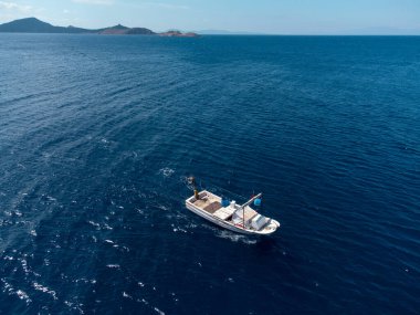 Beyaz bir balıkçı teknesiyle deniz manzarası..