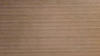 İnsansız hava aracıyla boş bir tarla görüntüsü..