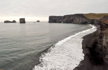 Reynisfjara Kara Kum Plajı - Vik, İzlanda yakınlarında