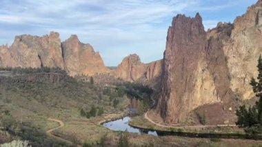 Classic view of the stunning red rock, river and hiking trails at Smith Rock State Park. Taken in late Spring on a sunny day. Terrebonne - Oregon.