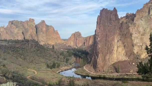 Classic View Stunning Red Rock River Hiking Trails Smith Rock — Stockvideo