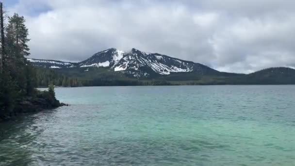 Snow Capped Paulina Peak Glacial Blue Water Paulina Lake Flowing — Vídeos de Stock