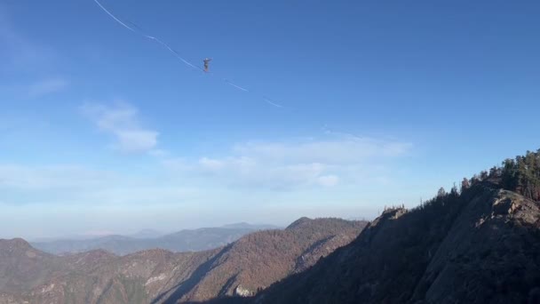 Man Balances While Walking Slackline High Canyon Mountains Sequoia National — Vídeo de Stock