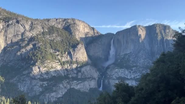 Υψωμένη Θέα Του Άνω Και Κάτω Yosemite Falls Από Μονοπάτι — Αρχείο Βίντεο