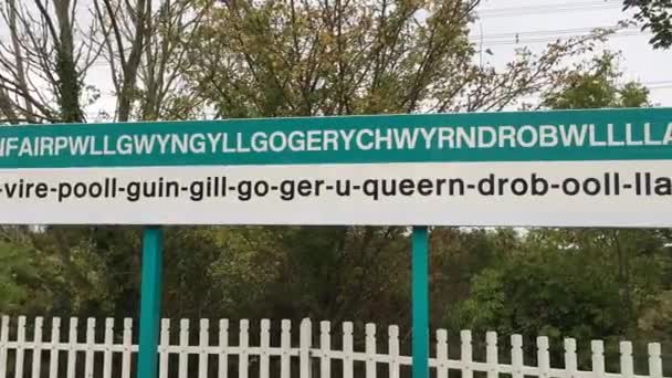 Railway Station Platform Sign Village Longest Place Name Llanfairpwllgwyngyll Island — Wideo stockowe