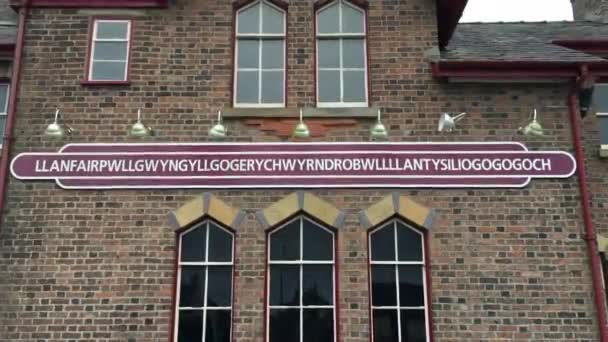 Sign Railway Station Building Village Longest Place Name Llanfairpwllgwyngyll Island — Wideo stockowe