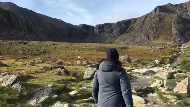 Sized Woman Hikes Trail Llyn Idwal Beautiful Autumn Day Snowdonia — Stock Video