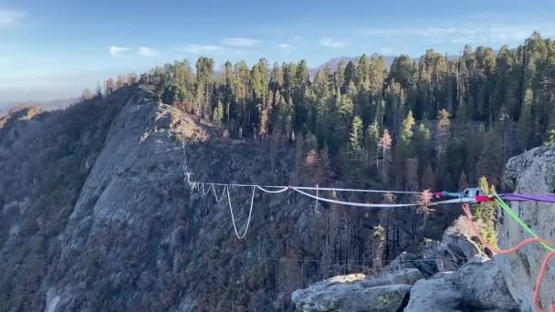 Hombre Equilibra Mientras Camina Largo Una Línea Floja Por Encima — Vídeos de Stock