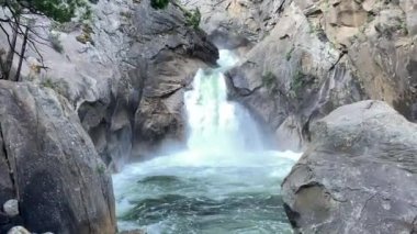 Kükreyen Nehir Şelaleleri, büyük granit kayalarla çevrili, Kings Canyon Ulusal Parkı, Kaliforniya, ABD