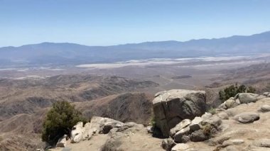 Joshua Tree Ulusal Parkı 'ndaki Keys View' dan Coachella Vadisi 'nin görüntüsü. Açık ve mavi bir baharda çekildi - Joshua Tree, California, ABD