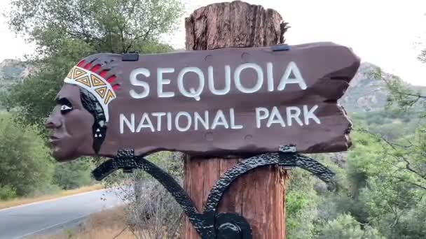 Cartel Entrada Madera Tallada Límite Del Parque Nacional Sequoia Three — Vídeo de stock