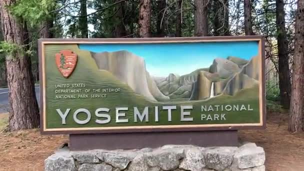 Welcome Sign West Entrance Yosemite National Park Big Oak Flat — Stockvideo