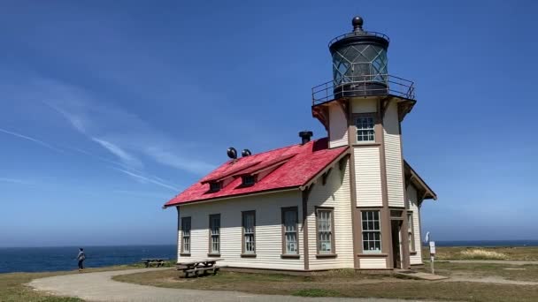 Een Vrouw Wandelt Achter Prachtige Historische Vuurtoren Van Point Cabrillo — Stockvideo