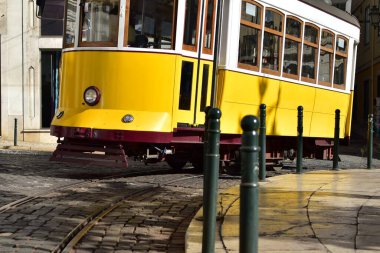 Sarı tramvay eski kasaba caddesinde