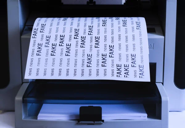 Folha Branca Com Texto Fake News Impressa Impressora — Fotografia de Stock