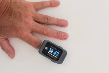 Oksijen doygunluğu ve kalp atış hızı ölçümleriyle parmak nabız oksimetresi