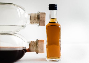 İki büyük cam şişeye karşı bir küçük şişe.