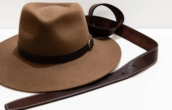 Classic cowboy brown felt hat and leather belt — 图库照片