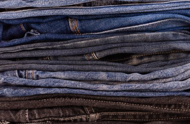 Çeşitli model ve renklerden oluşan kot pantolon yığını