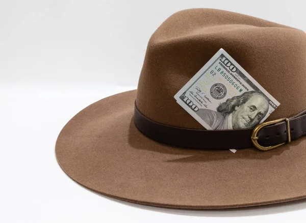 ブラウンの100ドル紙幣クローズアップは帽子を感じた — ストック写真